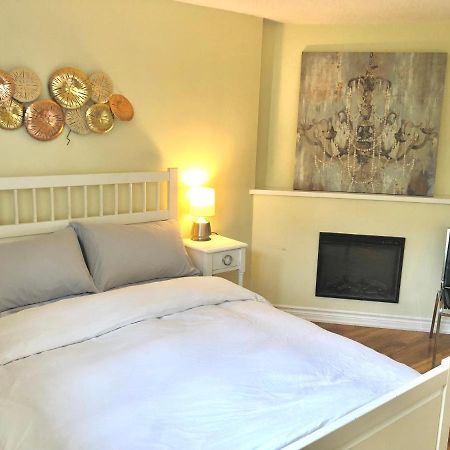 Cozy & Convenient 2-Bedroom Apartment With Private Entrance Toronto Exterior foto