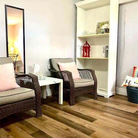 Cozy & Convenient 2-Bedroom Apartment With Private Entrance Toronto Exterior foto