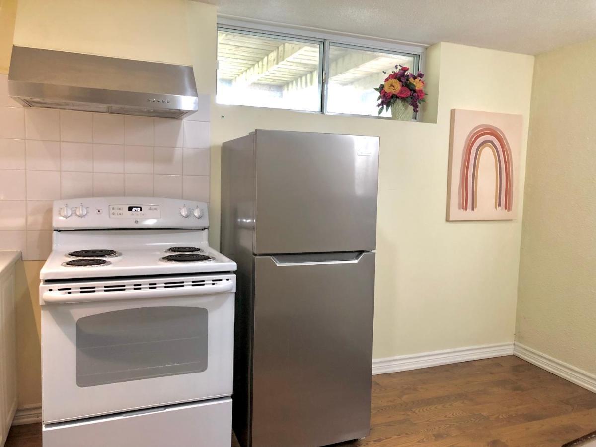 Cozy & Convenient 2-Bedroom Apartment With Private Entrance Toronto Exterior foto